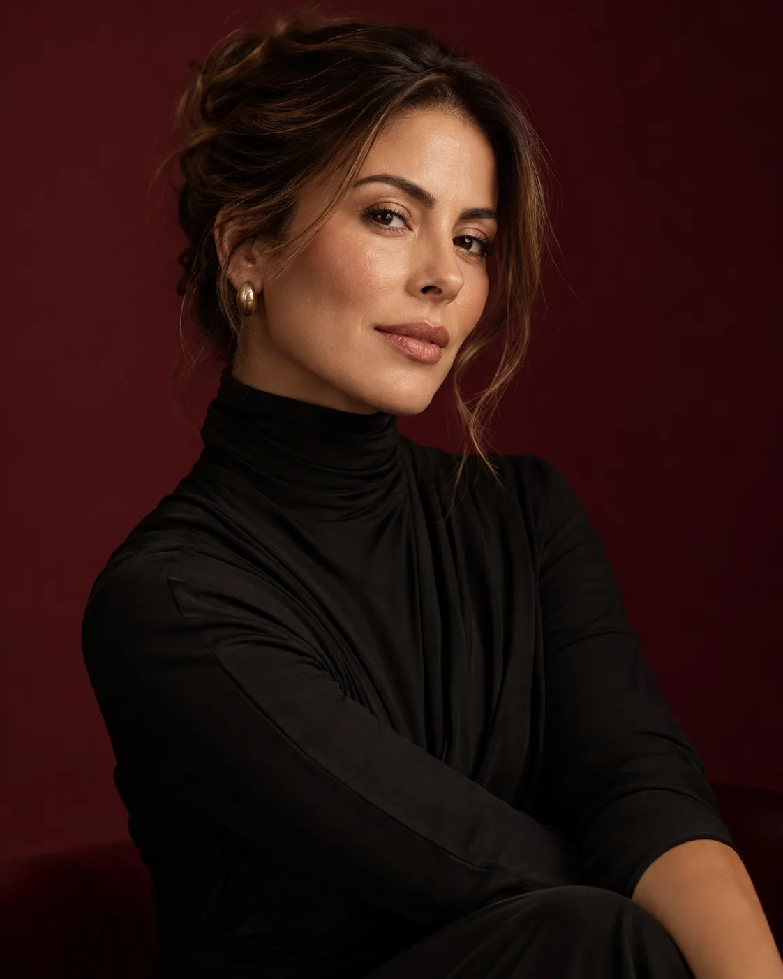 Retrato editorial de uma mulher com expressão confiante